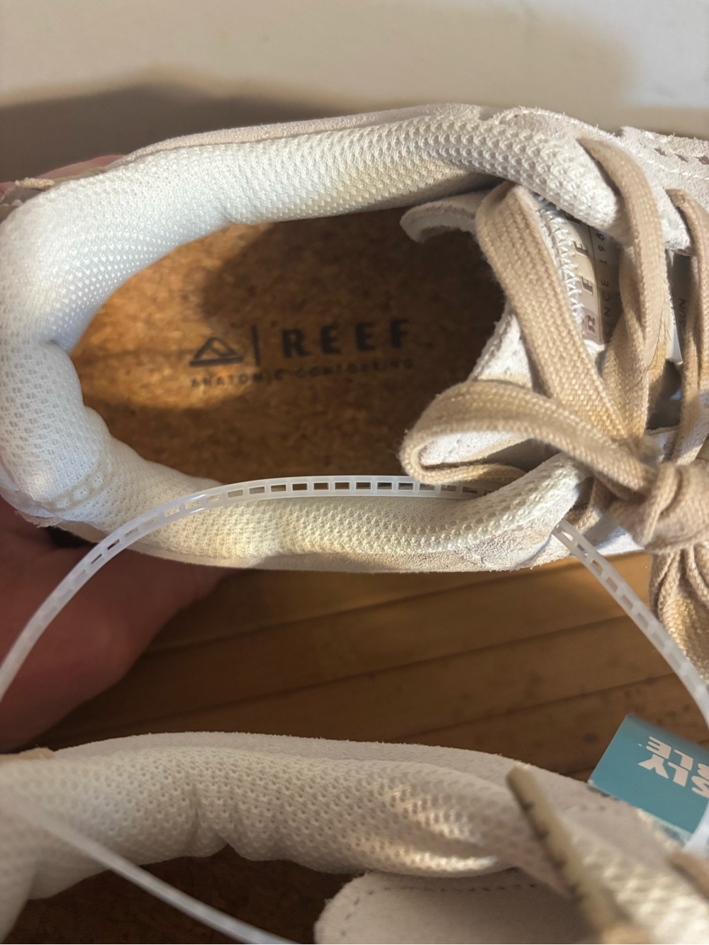 *NWT* Reef Boardwalk Callie Suede Sneakers. Size: 9.5 - Picture 8 of 8